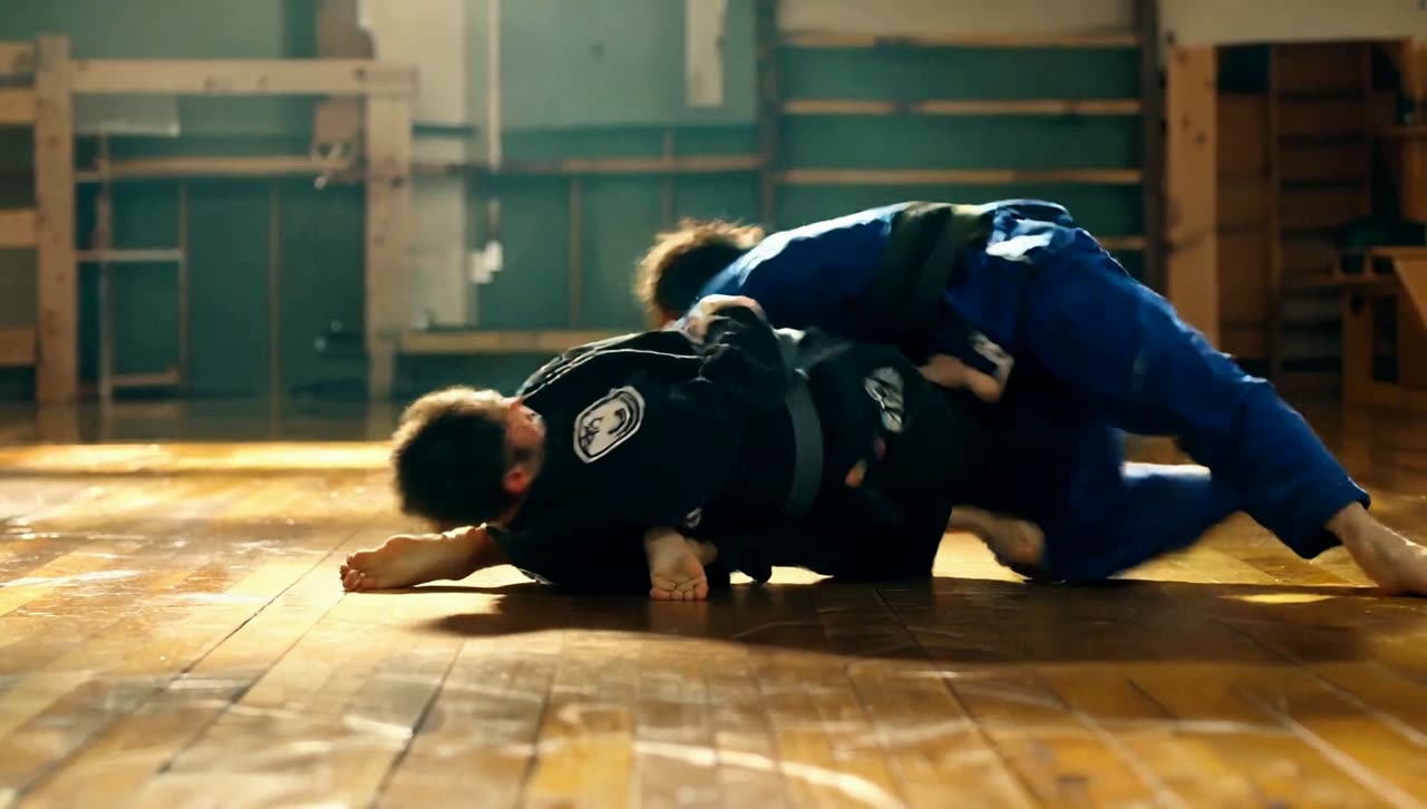 Atletas treinando Brazilian Jiu-Jitsu em um dojo