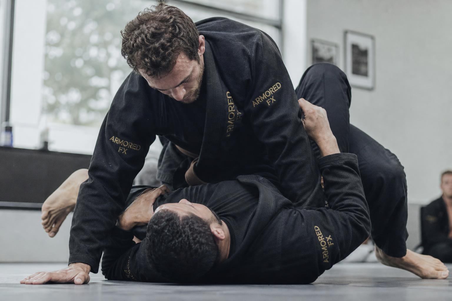 Equipe de atletas treinando Jiu-Jitsu Brasileiro com kimonos ARMORED FX